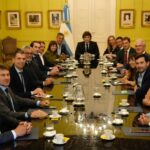 235798-milei-desafia-a-macri-y-suma-a-de-loredo-al-encuentro-con-los-radicales-con-peluca