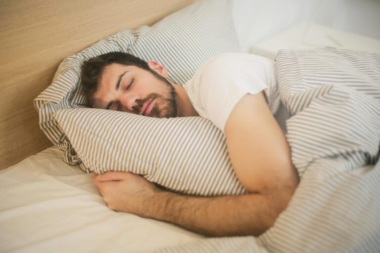 Qué significa abrazar una almohada al dormir, según la psicología