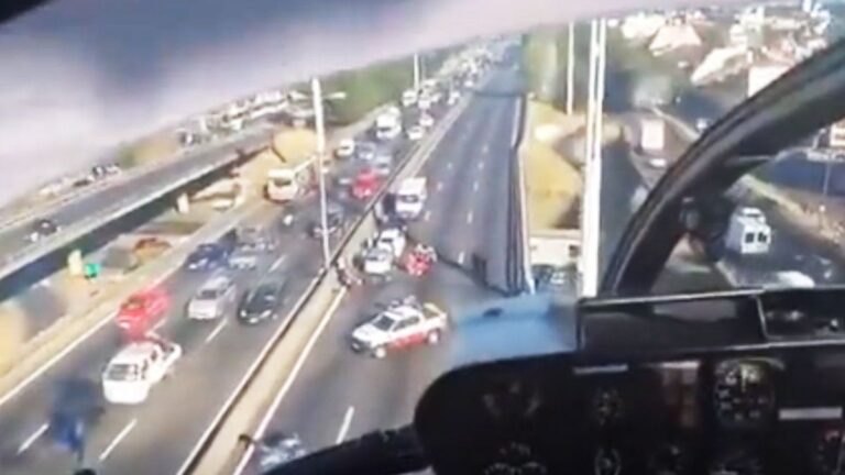 Triple choque en la avenida General Paz entre dos autos y una moto: un policía herido