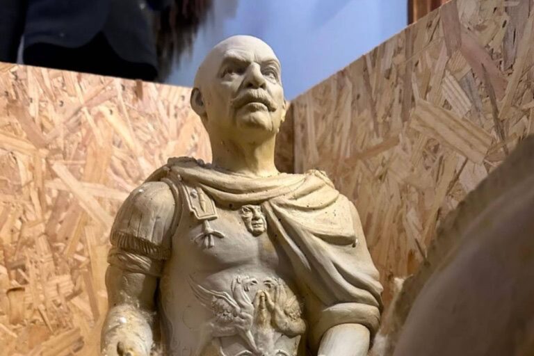Quién hizo la escultura ecuestre con la que Jorge Lanata sorprendió a Martín Caparrós?