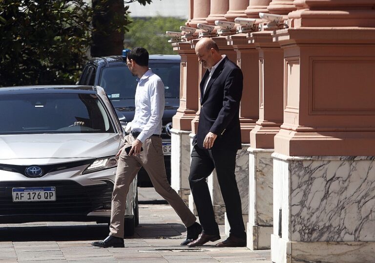 Sturzenegger cierra delegaciones de Pami y choca con Karina