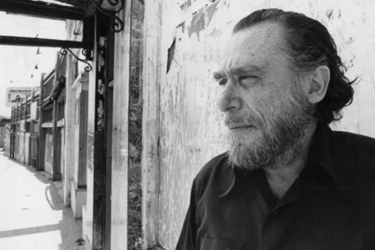 La interminable borrachera de Charles Bukowski: Escribir es fácil; vivir es lo difícil