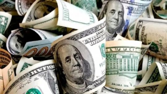 El dólar blue cerró a $1215 para la compra y $1235 para la venta