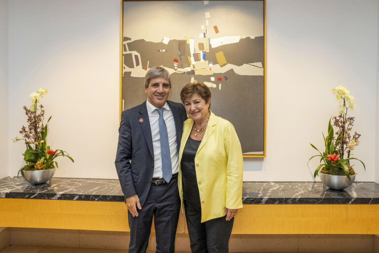 «Toto» Caputo se baja del avión para ser el anfitrión del FMI