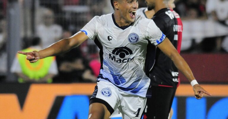 Newell’s perdió y se fue silbado ante la mirada de Keylor Navas