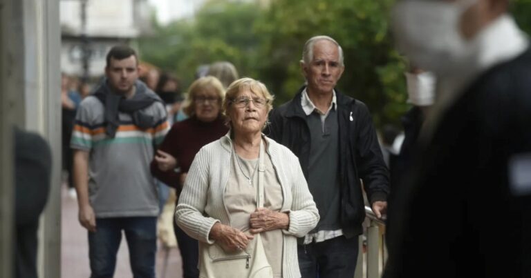 Jubilados: el Gobierno confirmó que seguirá pagando en febrero el bono de hasta 70 mil pesos
