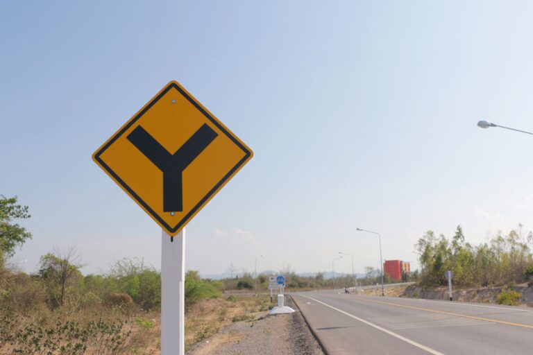Qué significa bifurcación en las señales de tránsito?
