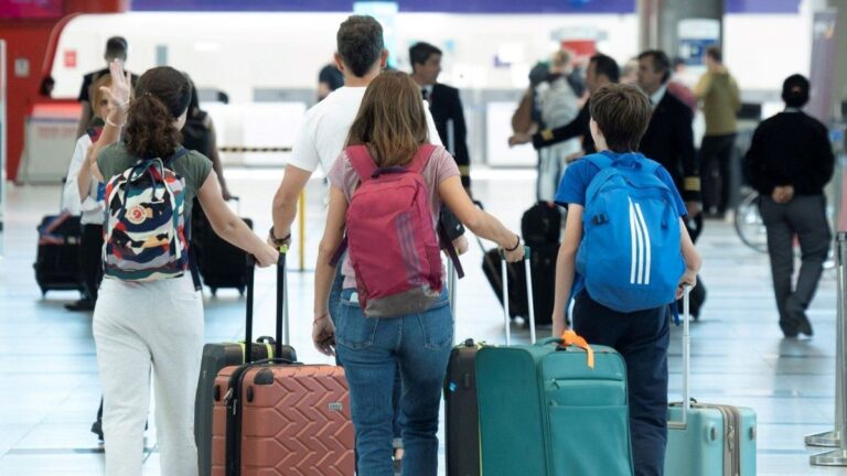 Polémica medida del Gobierno: las empresas no revisarán los permisos de viaje para niños