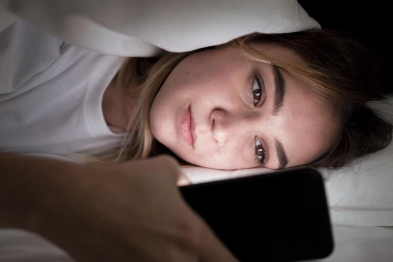 Por qué no debés usar el celular como despertador