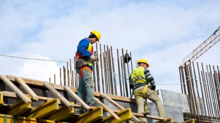 La construcción se desplomó casi 30% en 2024 por la suspensión de la obra pública y la recesión