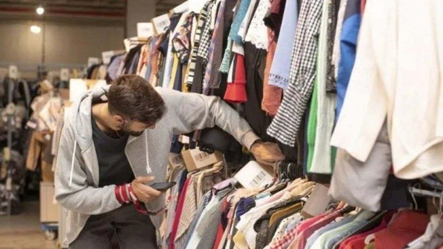 Por qué la ropa bajó de precio después de seis años y llevó algo de alivio a la clase media