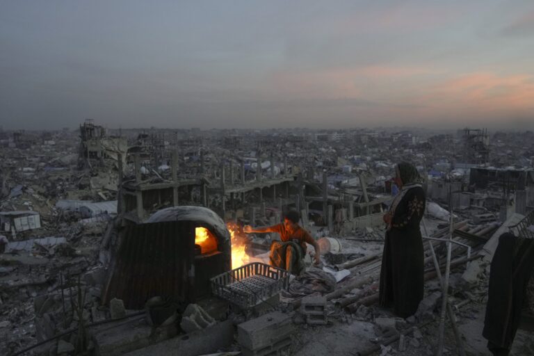 El Ejército israelí atacó objetivos en Siria, Líbano y Gaza y dijo que Hamas prepara un ataque similar al del 7 de octubre