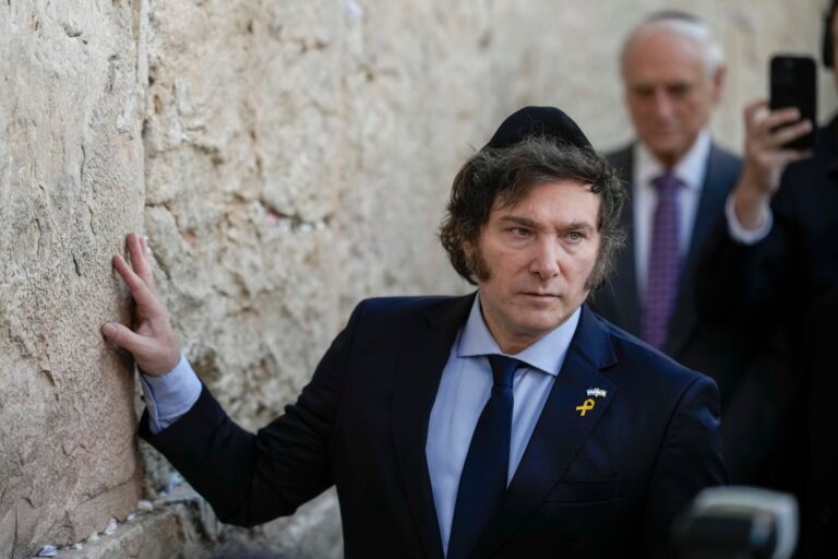 Javier Milei suspendió su viaje a Israel en medio de otra marcha por los jubilados y turbulencias económicas