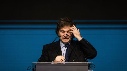 Una encuesta electoral revela un posible empate entre La Libertad Avanza y la oposición: 29% a 29%