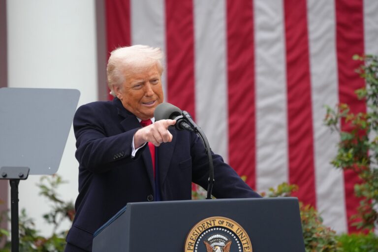 La audaz y agresiva jugada de Trump que amenaza con socavar la supremacía económica de EE.UU.