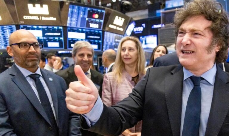 Mientras Caputo habla y rosquea, caen acciones argentinas y sube el riesgo país