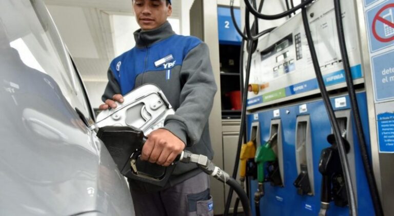 El gobierno de Milei autorizó un aumento en las naftas de alrededor del 2%