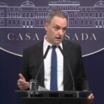 774901-adorni-ya-se-hace-los-rulos-diagramando-la-campana-portena-sera-poco-convencional