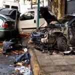 789857-impresionante-choque-en-chacarita-un-auto-choco-contra-un-arbol-y-vehiculos-estacionados