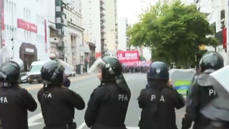 Tensión en Puente Pueyrredón en medio del paro de hoy de la CGT