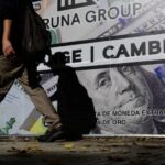 813345-el-banco-nacion-puso-el-dolar-oficial-a-1-230-una-devaluacion-del-108-por-ciento
