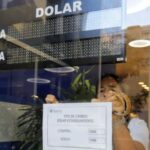 818131-en-su-primer-dia-sin-cepo-el-dolar-aumento-12-los-analistas-de-mercado-proyectan-como-sigue