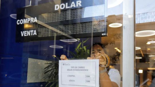 En su primer día sin cepo, el dólar aumentó 12%: los analistas de mercado proyectan cómo sigue