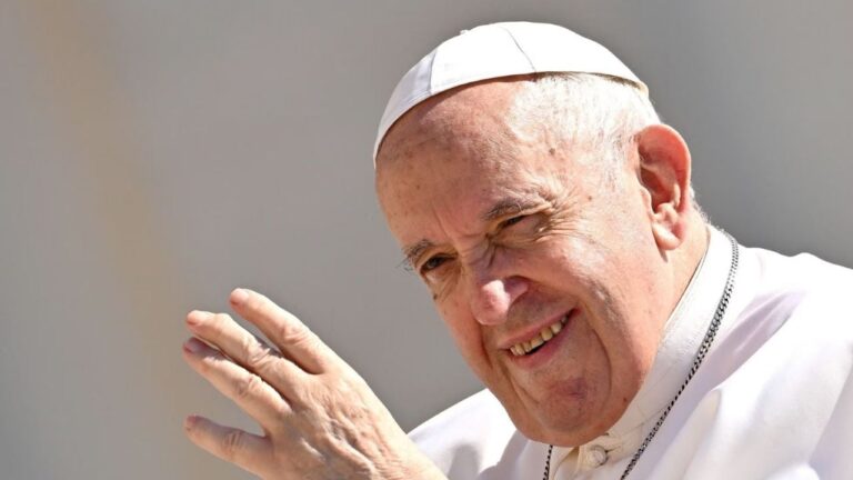 Se conocieron las primeras fotos del Papa Francisco en su recinto ceremonial