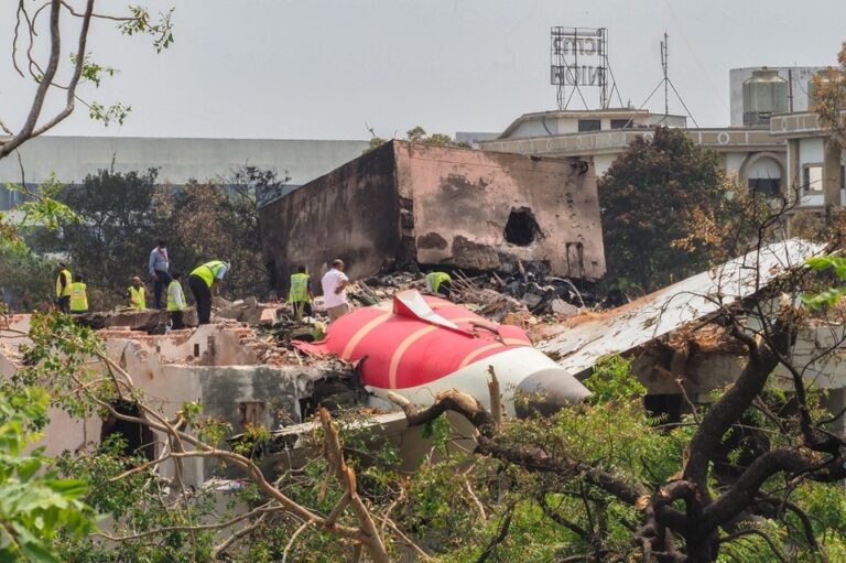 Encuentran una de las dos cajas negras del avión que se estrelló en la India
