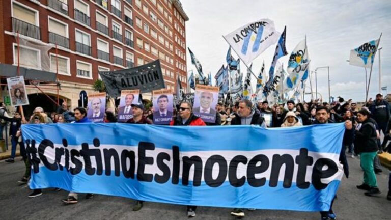 Nuevas manifestaciones en respaldo a Cristina Kirchner, antes de su presentación en Comodoro Py