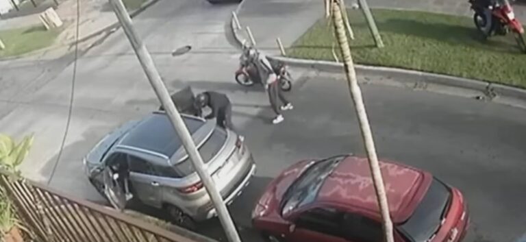 Video: una niña de 4 años quedó en medio de un violento robo piraña a la salida de la escuela
