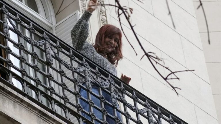 Después del operativo de la policía, sigue la vigilia: cómo quedó la esquina de Cristina Kirchner?