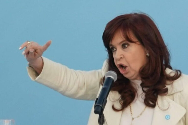 Cristina echó a la militancia frente a su domicilio y lo mandó a Parque Lezama