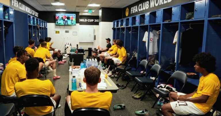 Insólito: por el calor, los suplentes del Borussia Dortmund vieron el partido desde el vestuario