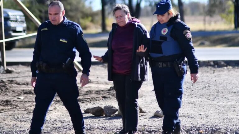 Córdoba. En medio de un operativo para remover un árbol histórico, detuvieron a una periodista