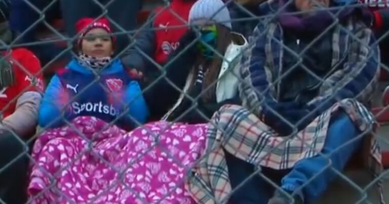 Video: los hinchas llevaron frazadas al estadio