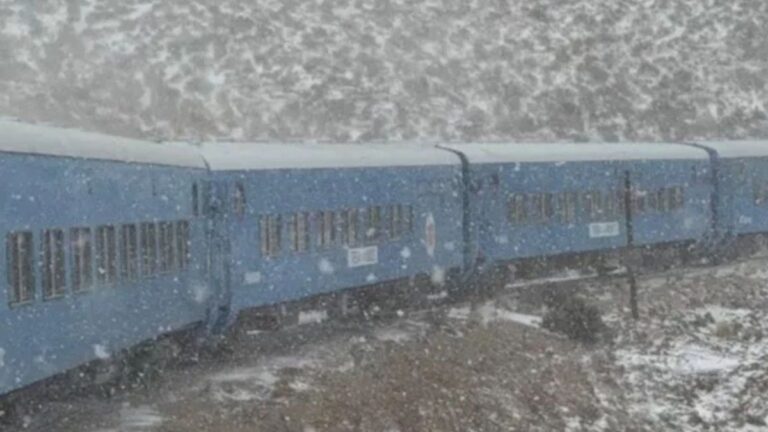 Postal inolvidable: el Tren a las Nubes volvió a cruzar la nieve tras más de una década