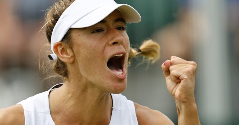 Con un dedo lesionado, Solana Sierra hizo historia y avanzó a octavos de final en Wimbledon