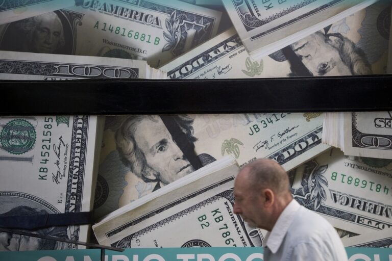 El dólar subió este lunes como pedo de buzo