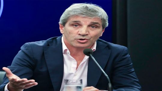 Luis Caputo acusó a la oposición de querer romper el déficit fiscal: «Hay que penalizarlos»