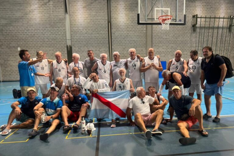 Tienen más de 80 años, son casi todos médicos y quedaron cuartos en el mundial de básquet