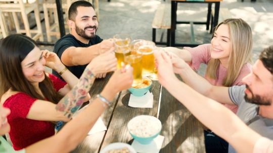 Argentinos amigueros: según las encuestas, la amistad logra evitar caer en la grieta política