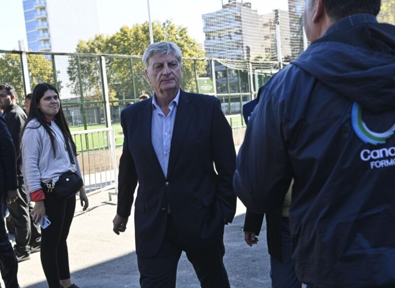 Estalla el PJ en La Pampa: arrestan a un policía que posó con un opositor a Ziliotto