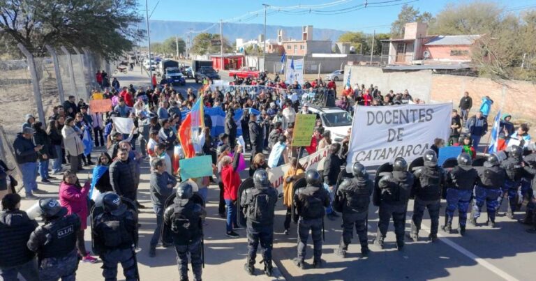 Catamarca. Docentes autoconvocados marcharon en la previa de la Fiesta del Poncho