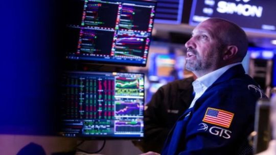 Jornada financiera volátil: cayeron los dólares financieros y se mantuvo estable el riesgo país