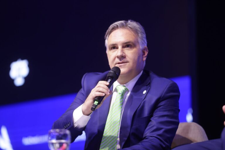 Córdoba | Martín Llaryora anunció un aumento del 84% para las jubilaciones mínimas y la entrega de un bono de $100.000