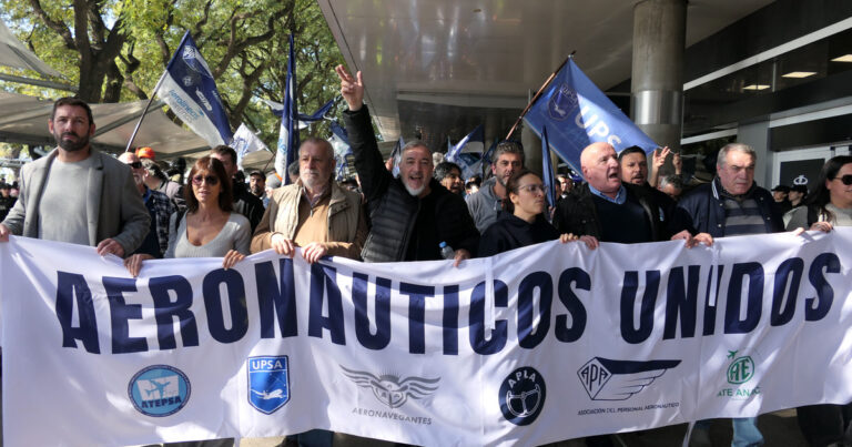 Acusan al Gobierno de echar «personal calificado» de la ANAC y contratar militantes libertarios