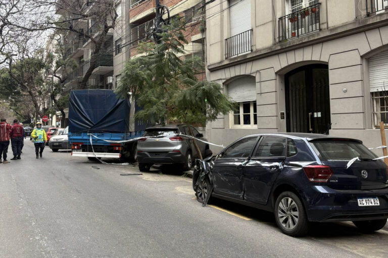 Choque múltiple en Recoleta: un camión impactó tres autos, subió a la vereda, tiró un árbol y casi termina en un edificio