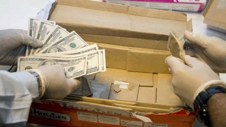 Tus dólares pueden deteriorarse sin que lo notes: el factor ambiental que puede afectar el valor de tus ahorros