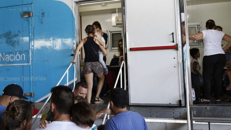 El Gobierno anunció que restringirá la aplicación gratuita de la vacuna contra la fiebre amarilla